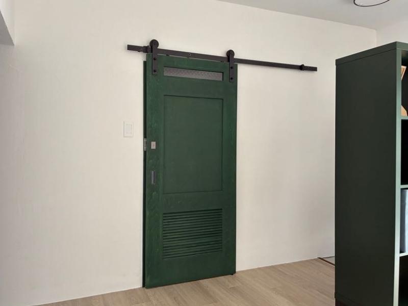 逗子市桜山九丁目の売買物件/洋室1｜洗面室に続く扉。元々あった扉を塗装して再利用