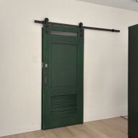 逗子市桜山九丁目の売買物件/洋室1｜洗面室に続く扉。元々あった扉を塗装して再利用