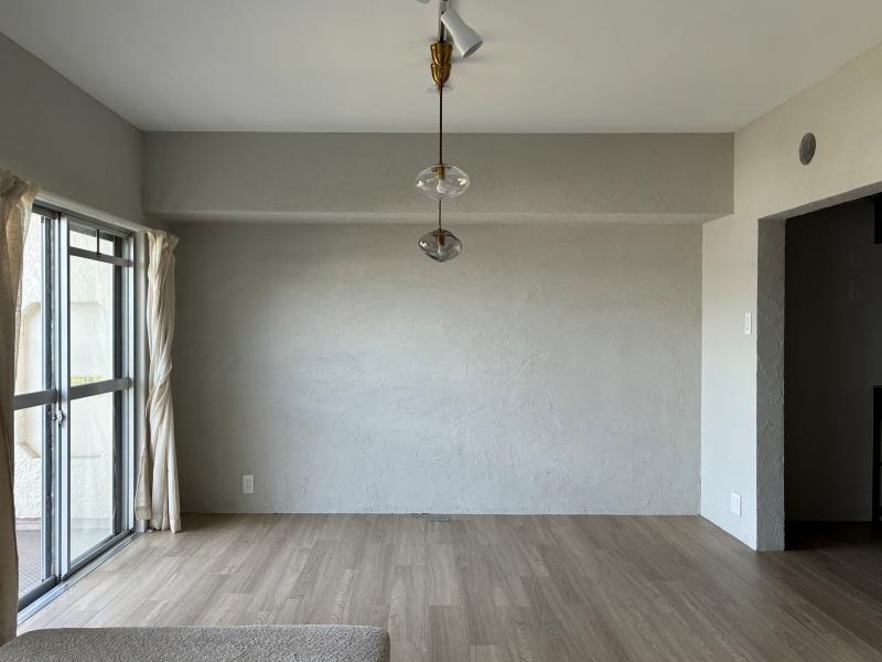 逗子市桜山九丁目の売買物件/LDK｜壁は左官の荒仕上げ