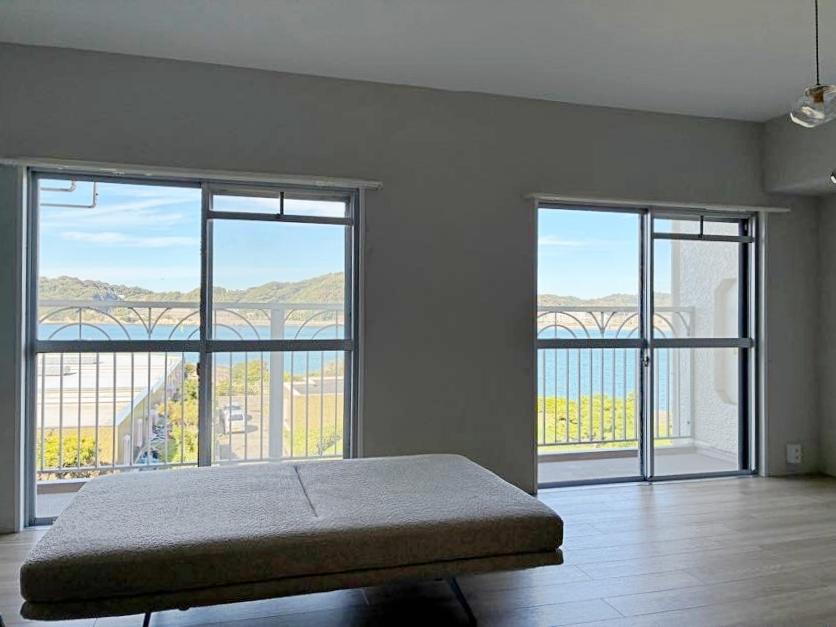 逗子市桜山九丁目の売買物件/LDK｜ソファに座って見えるこの景色だけでも、4階まで階段で上がってきた甲斐があります