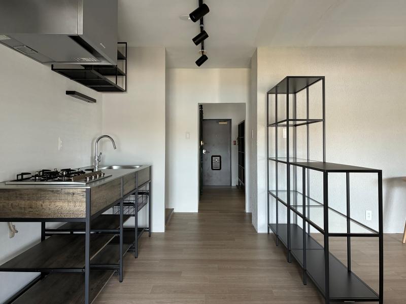 逗子市桜山九丁目の売買物件/キッチン｜天板はステンレス、収納は扉無しと、すっきりした見た目