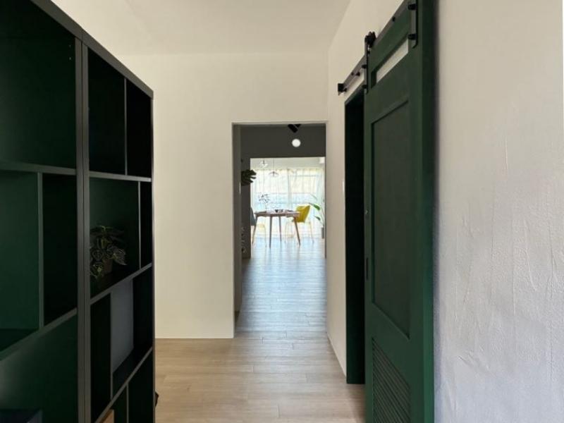 逗子市桜山九丁目の売買物件/玄関｜扉を開ければ、海側の窓まで一直線に視界が抜けます