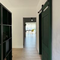 逗子市桜山九丁目の売買物件/玄関｜扉を開ければ、海側の窓まで一直線に視界が抜けます