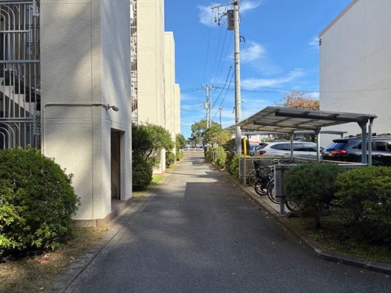 逗子市桜山九丁目の売買物件/外部｜清掃の行き届いた共用部
