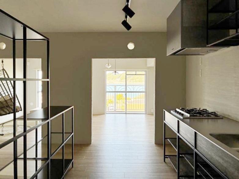 逗子市桜山九丁目の売買物件/LDK｜とにかく仕切りが無いので、キッチンからも海と山の景色が見えます