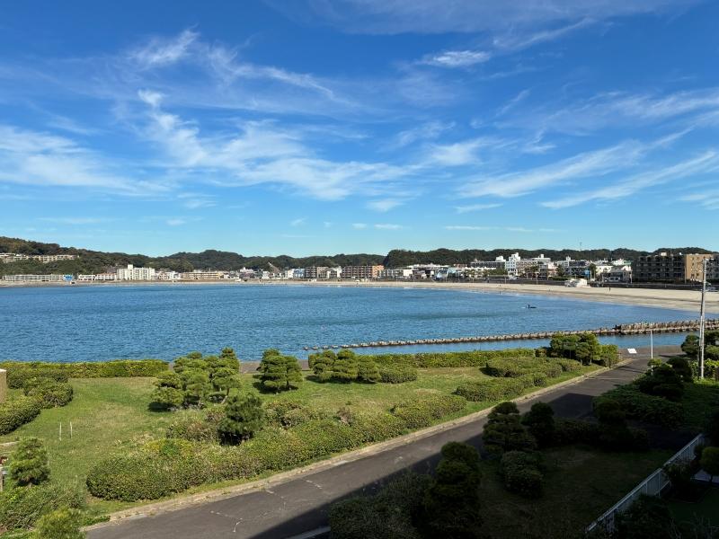 逗子市桜山九丁目の売買物件/バルコニーから望む逗子海岸。手前に広がるのは浄水管理センターの緑地
