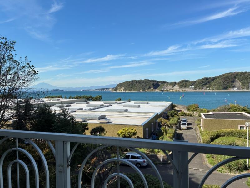 逗子市桜山九丁目の売買物件/眺望｜相模湾の向こうに浮かぶ富士山（写真左手）