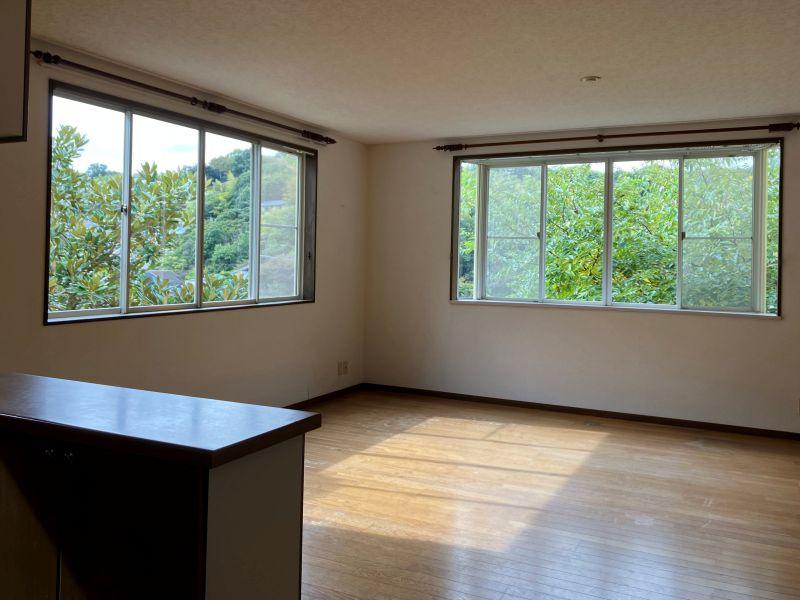 鎌倉市山ノ内の賃貸物件/2階LDK｜南西向きの2面窓からは空と谷の向こう側が見渡せます。