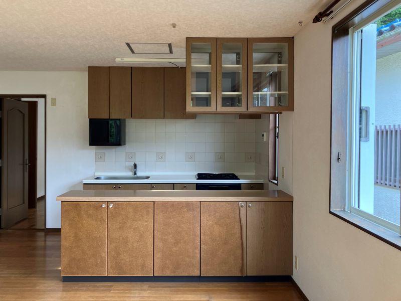 鎌倉市山ノ内の賃貸物件/2階LDK｜キッチンはこんな感じ。対面式のカウンターがあります。収納の化粧シートがはがれていたりするので、楽しく直しちゃいましょう。