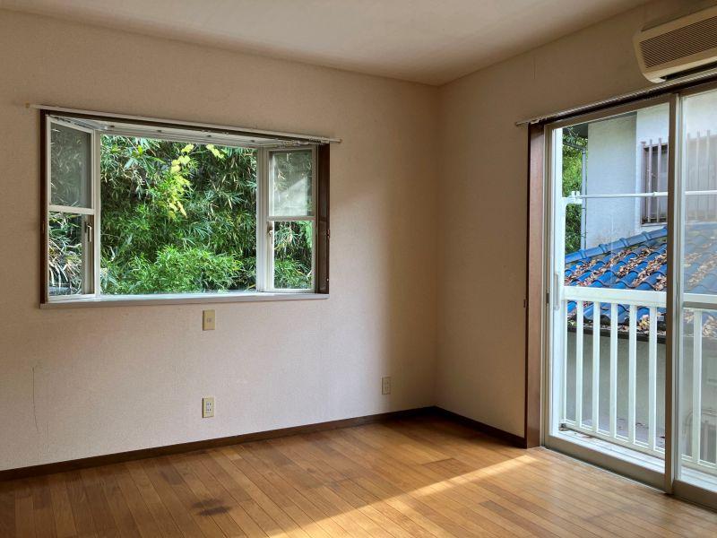 鎌倉市山ノ内の賃貸物件/2階洋室｜小さなバルコニーと東向きの出窓があります。床には少々汚れあり。