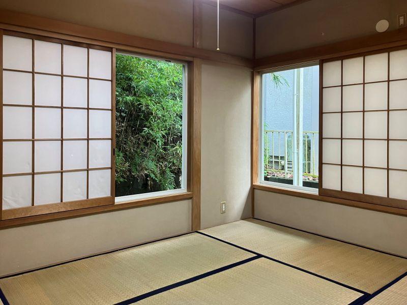 鎌倉市山ノ内の賃貸物件/1階和室2｜東側は崖の斜面に面しています。