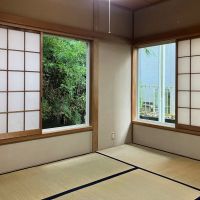 鎌倉市山ノ内の賃貸物件/1階和室2｜東側は崖の斜面に面しています。