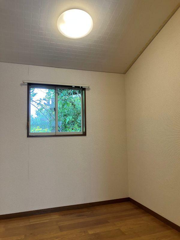 鎌倉市山ノ内の賃貸物件/2階洋室納戸｜窓付クローゼットとしてはもちろん、ちょっとしたテレワークスペースにもなりそう。