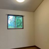 鎌倉市山ノ内の賃貸物件/2階洋室納戸｜窓付クローゼットとしてはもちろん、ちょっとしたテレワークスペースにもなりそう。