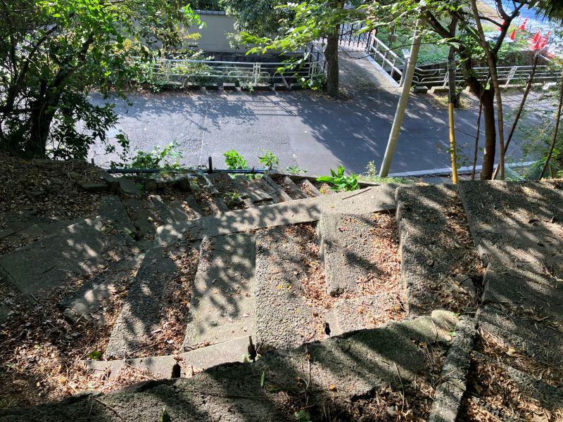 鎌倉市山ノ内の賃貸物件/周辺｜車道からつづら折り状の階段を登ります。階段も年季が入っているので、酔っぱらっている時はちょっと怖いかも。