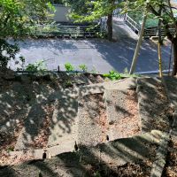 鎌倉市山ノ内の賃貸物件/周辺｜車道からつづら折り状の階段を登ります。階段も年季が入っているので、酔っぱらっている時はちょっと怖いかも。