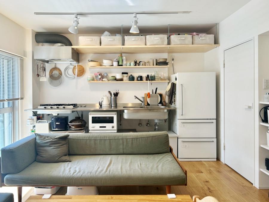 藤沢市辻堂西海岸二丁目の売買物件/リビングダイニング｜キッチンはステンレスの扉なしタイプ。吊戸の代わりに板を設置して魅せる収納に