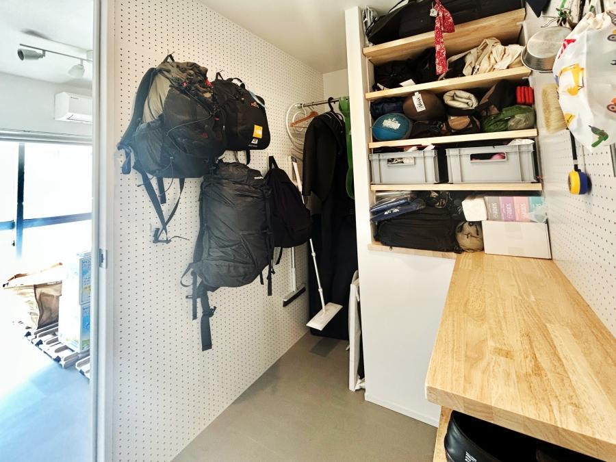 藤沢市辻堂西海岸二丁目の売買物件/玄関右側の収納スペース｜壁は有孔ボード。カバンや遊び道具を壁にかけてガシガシ使ってください