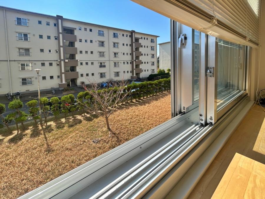 藤沢市辻堂西海岸二丁目の売買物件/仕事場スペースからの眺望｜向かいの棟との間はゆったりした空間で