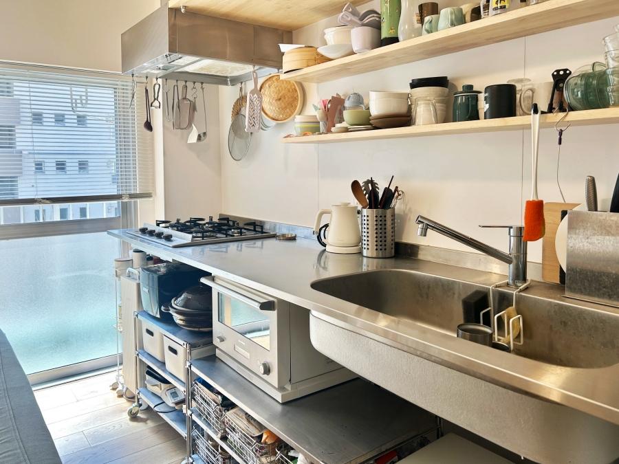 藤沢市辻堂西海岸二丁目の売買物件/キッチン｜システムキッチンのような引き出しも無いのでラックなど上手く活用しましょう