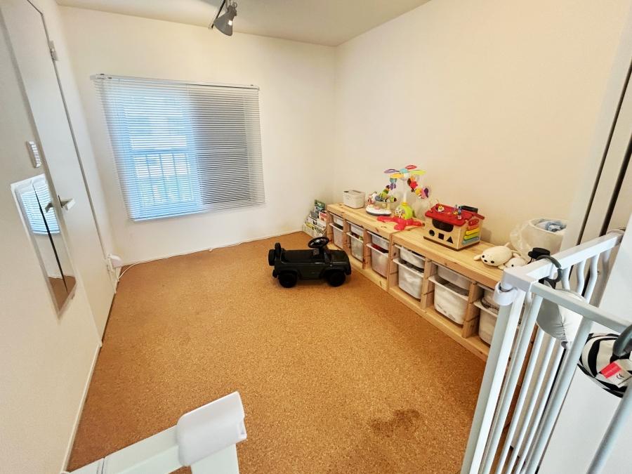 藤沢市辻堂西海岸二丁目の売買物件/洋室その1｜階段室型なのでこちらの窓も開放できます