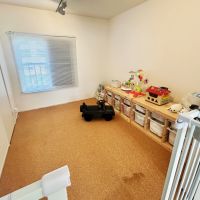 藤沢市辻堂西海岸二丁目の売買物件/洋室その1｜階段室型なのでこちらの窓も開放できます