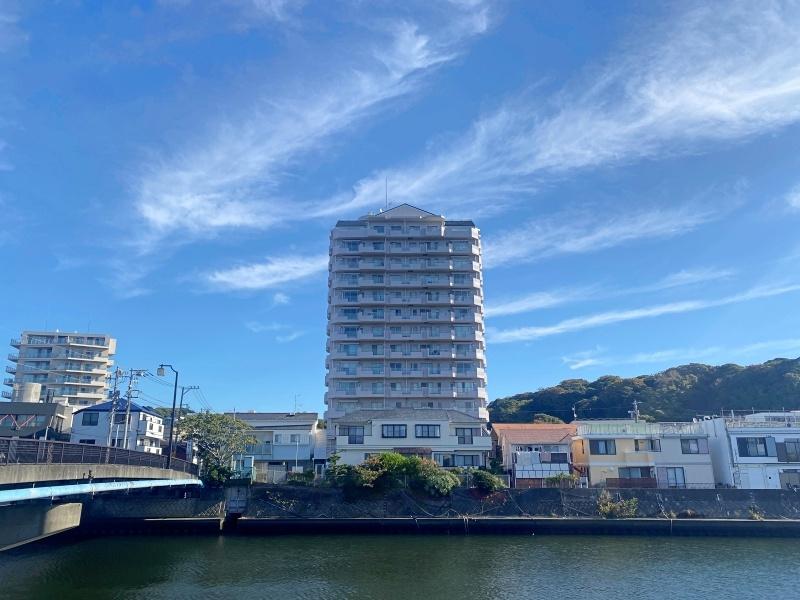藤沢市鵠沼海岸一丁目の売買物件/外観│川の向こうに建つ塔のようです
