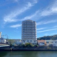 藤沢市鵠沼海岸一丁目の売買物件/外観│川の向こうに建つ塔のようです