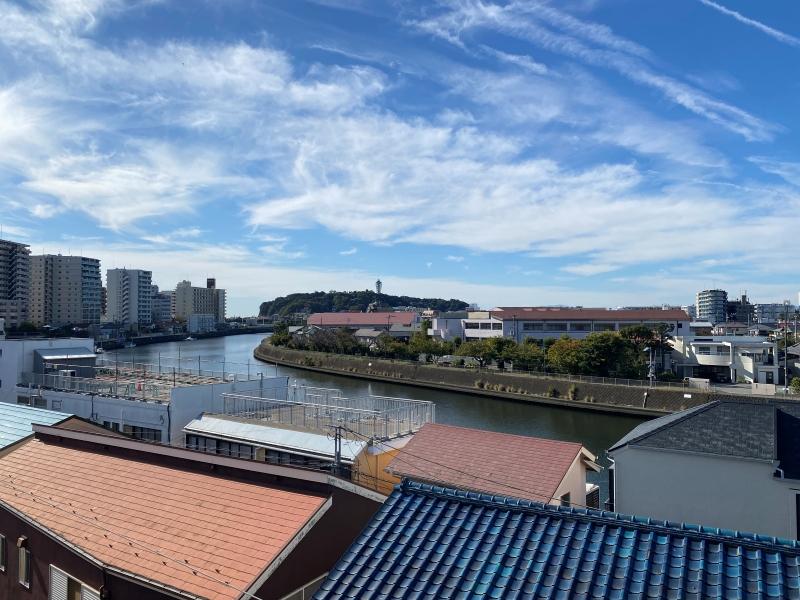 藤沢市鵠沼海岸一丁目の売買物件/LDKバルコニー眺望｜川の流れの先に、江の島