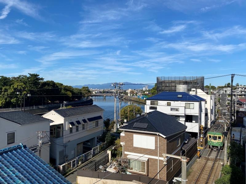 藤沢市鵠沼海岸一丁目の売買物件/南側バルコニーから見下ろすと、江ノ電が通過していく様子が見えます