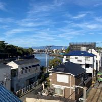 藤沢市鵠沼海岸一丁目の売買物件/南側バルコニーから見下ろすと、江ノ電が通過していく様子が見えます