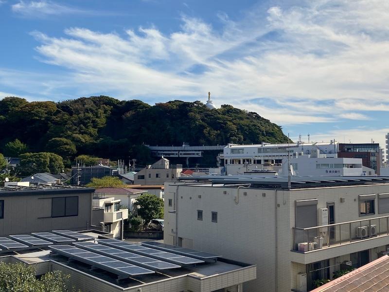 藤沢市鵠沼海岸一丁目の売買物件/南東側バルコニー│湘南モノレールの列車がホームを出入りする様子が見えます