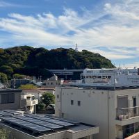 藤沢市鵠沼海岸一丁目の売買物件/南東側バルコニー│湘南モノレールの列車がホームを出入りする様子が見えます