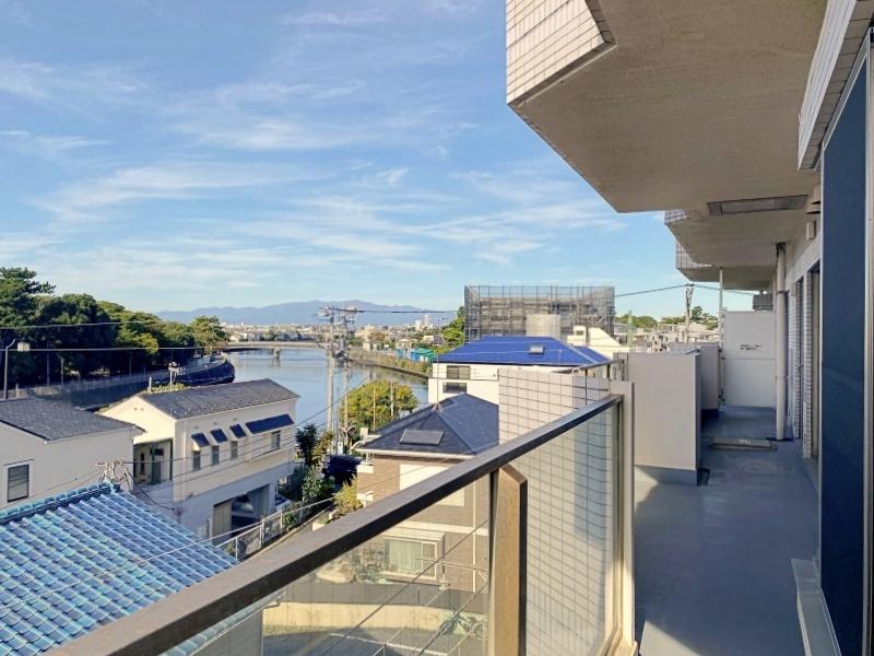 藤沢市鵠沼海岸一丁目の売買物件/西側のバルコニー