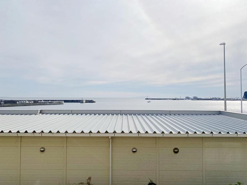 鎌倉市腰越三丁目の売買物件/バルコニーからの眺め│屋根越しの海