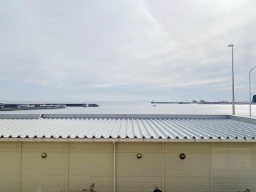 鎌倉市腰越三丁目の売買物件/波屋根の向こうに波