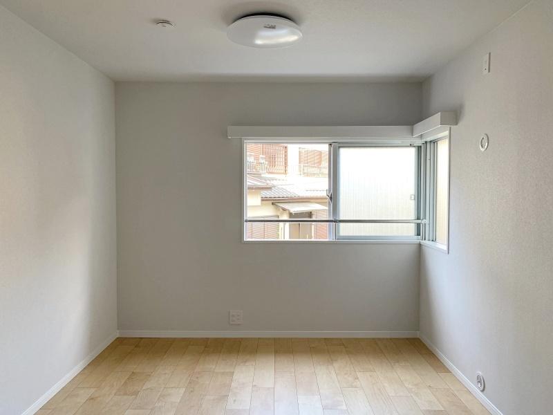 鎌倉市腰越三丁目の売買物件/洋室①│7.5帖、窓の向こうは住宅地です。