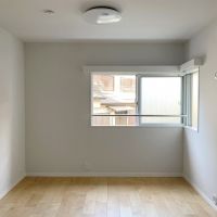 鎌倉市腰越三丁目の売買物件/洋室①│7.5帖、窓の向こうは住宅地です。