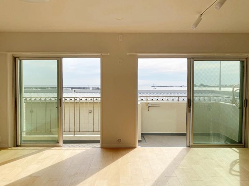 鎌倉市腰越三丁目の売買物件/窓の向こうには、穏やかな波と水平線｜広々とした室内に海風が届きます。