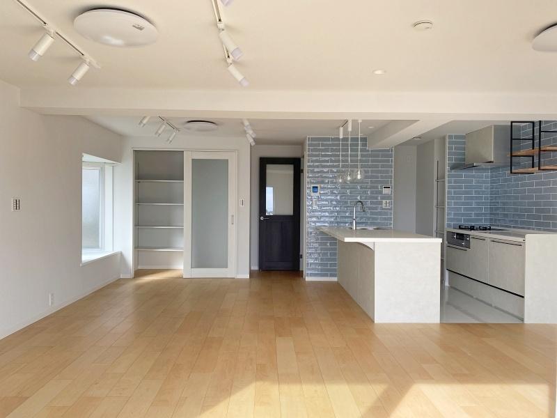 鎌倉市腰越三丁目の売買物件/LDK別角度│キッチンは水色のタイルがかわいい