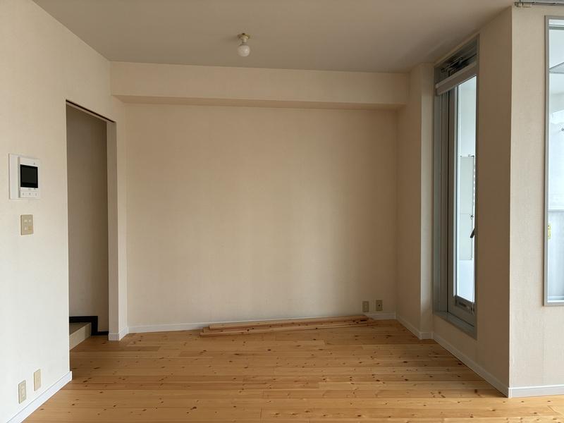 逗子市小坪五丁目の賃貸物件/バルコニー前のスペースが、ベッドを置くのに良さそうです