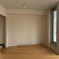 逗子市小坪五丁目の賃貸物件/バルコニー前のスペースが、ベッドを置くのに良さそうです