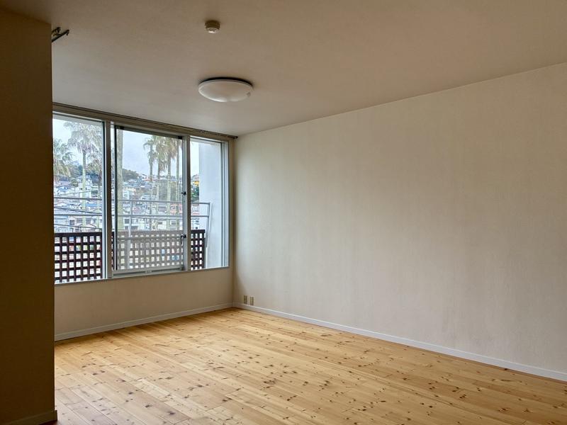 逗子市小坪五丁目の賃貸物件/室内。足ざわりのいい床材を使用したリフォーム済