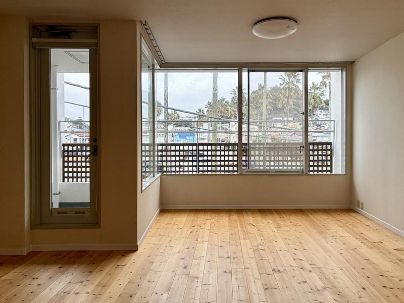 逗子市小坪五丁目の賃貸物件/室内。窓の向こうには小坪の漁港の様子がちらり