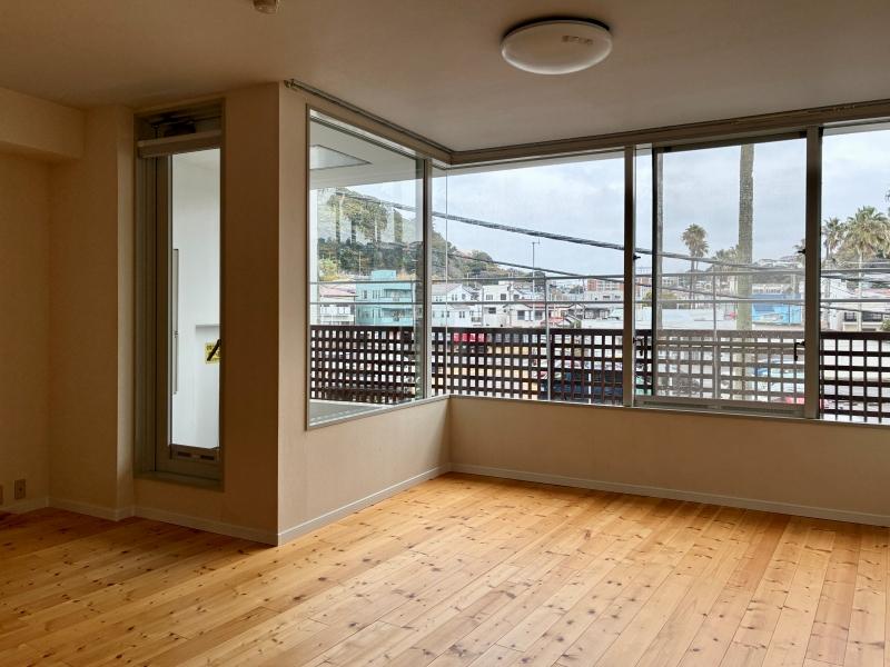 逗子市小坪五丁目の賃貸物件/屋根のあるバルコニーもあります