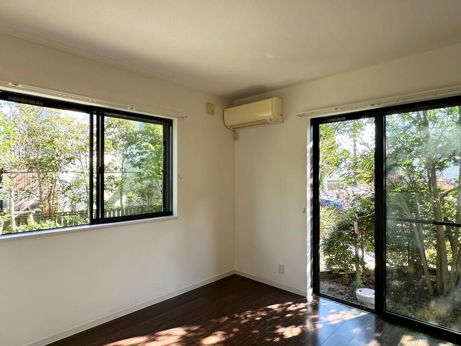 鎌倉市扇ガ谷一丁目の賃貸物件/1階区画リビング｜思いがけず緑が飛び込んできました