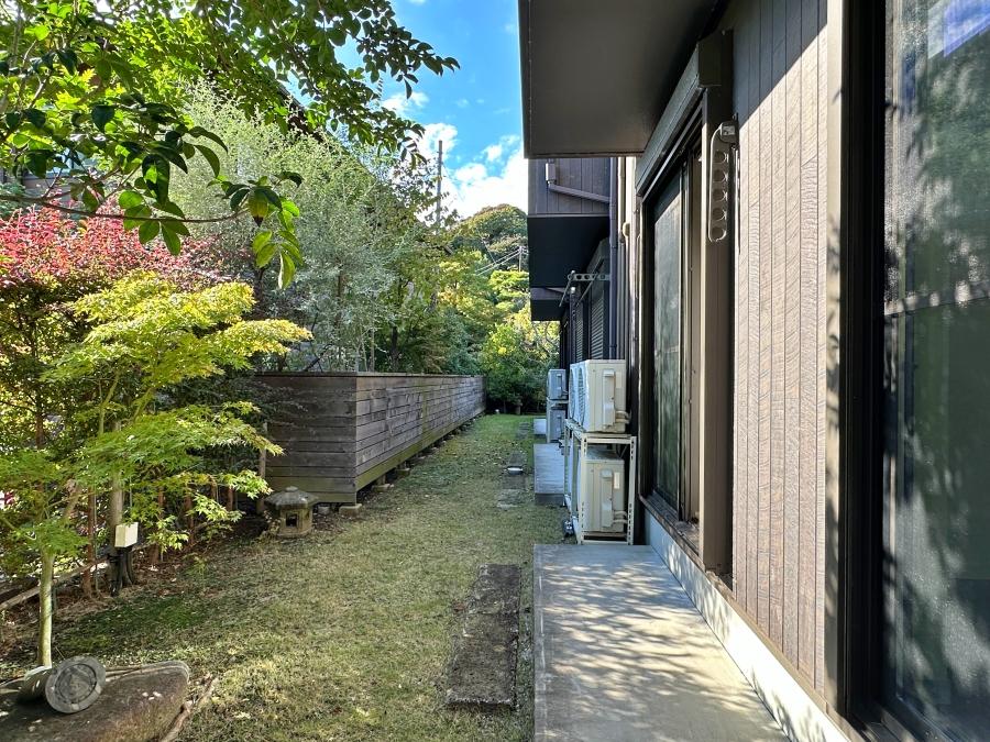鎌倉市扇ガ谷一丁目の賃貸物件/1階庭スペース｜隣の区画と仕切りがないのでコミュニケーションが取りやすい