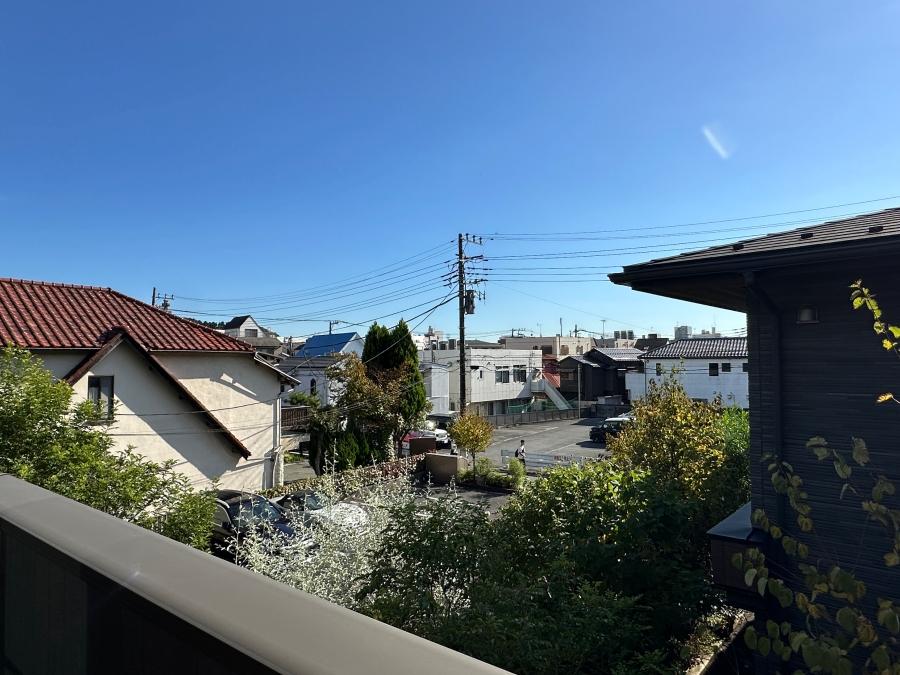 鎌倉市扇ガ谷一丁目の賃貸物件/2階区画からの眺望｜駐車場と周囲の建物の高さが制限されているので遠くまで見通せます