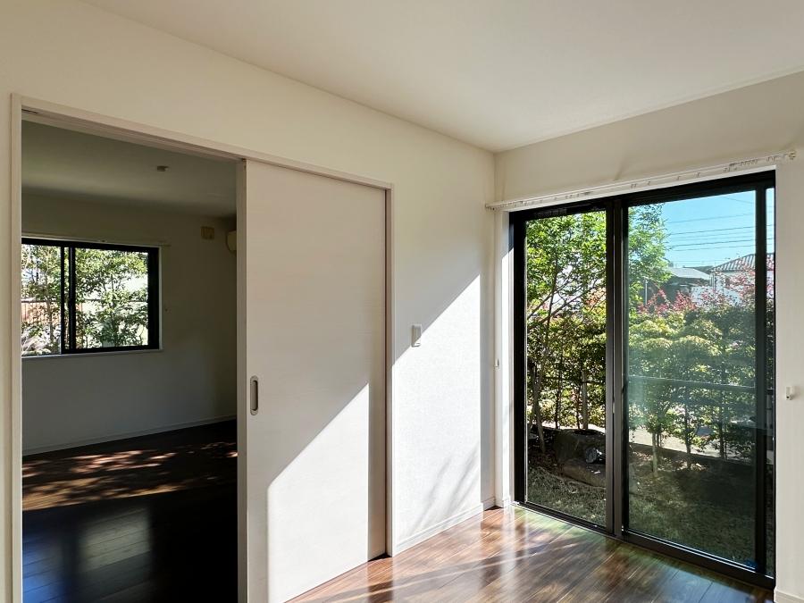 鎌倉市扇ガ谷一丁目の賃貸物件/1階区画洋室｜植栽が向こうの駐車場との目隠しになっています