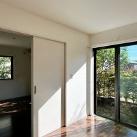 鎌倉市扇ガ谷一丁目の賃貸物件/1階区画洋室｜植栽が向こうの駐車場との目隠しになっています